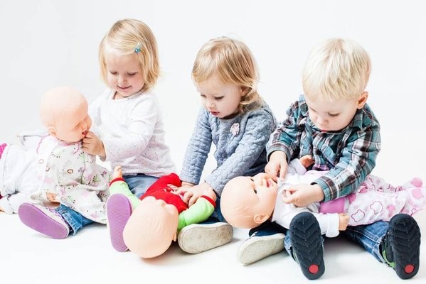 Kinderen spelen met poppen